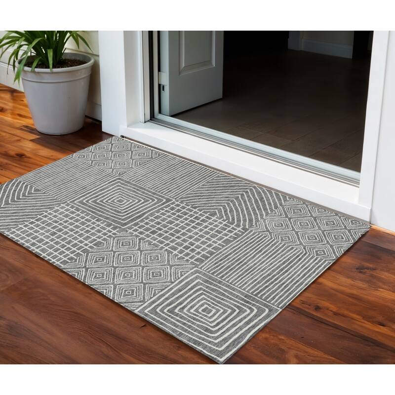 HomeRoots Geometric Transitional Rectangle Outdoor Rug - 3' x 5'