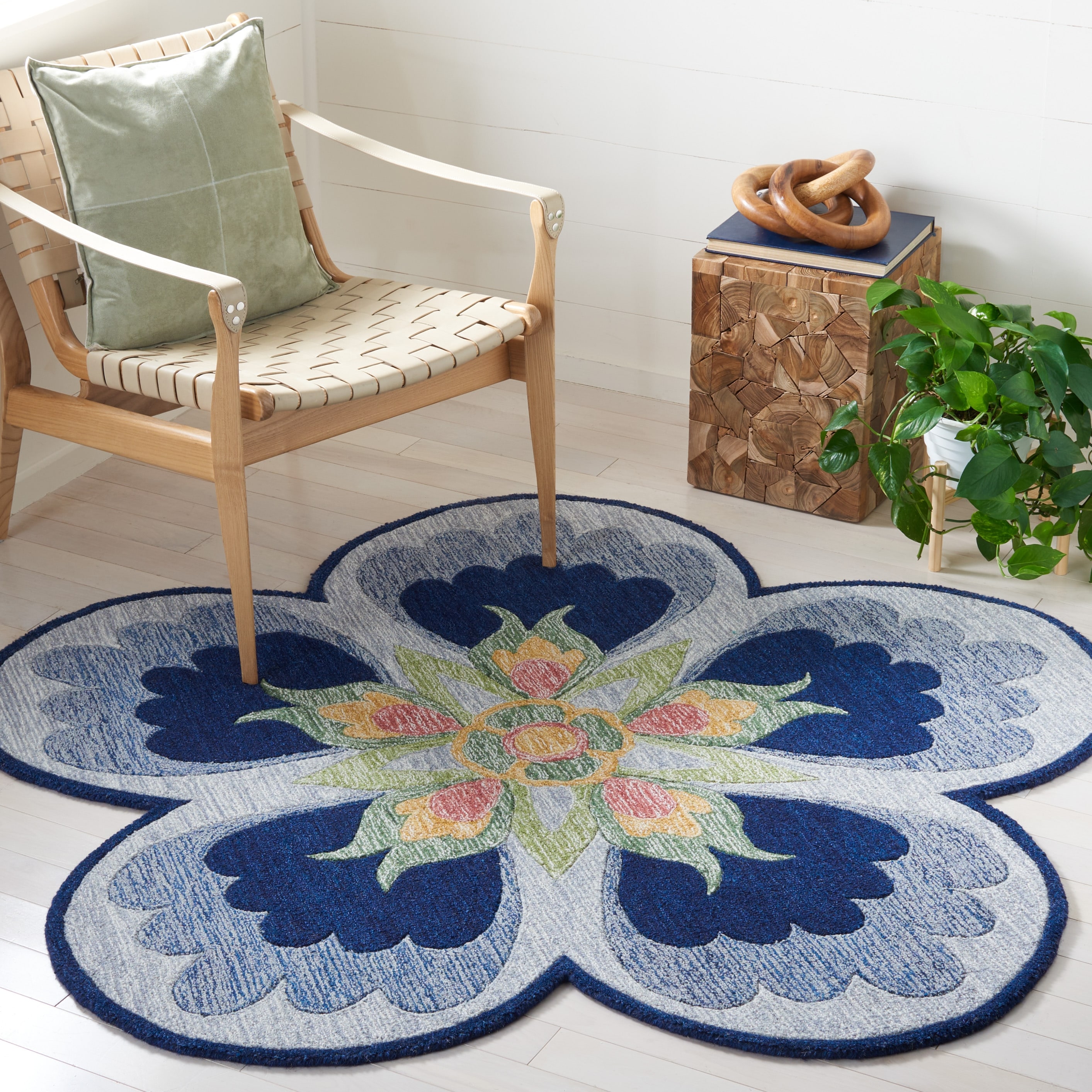 SAFAVIEH Handmade Novelty Natividad Floral Wool Rug