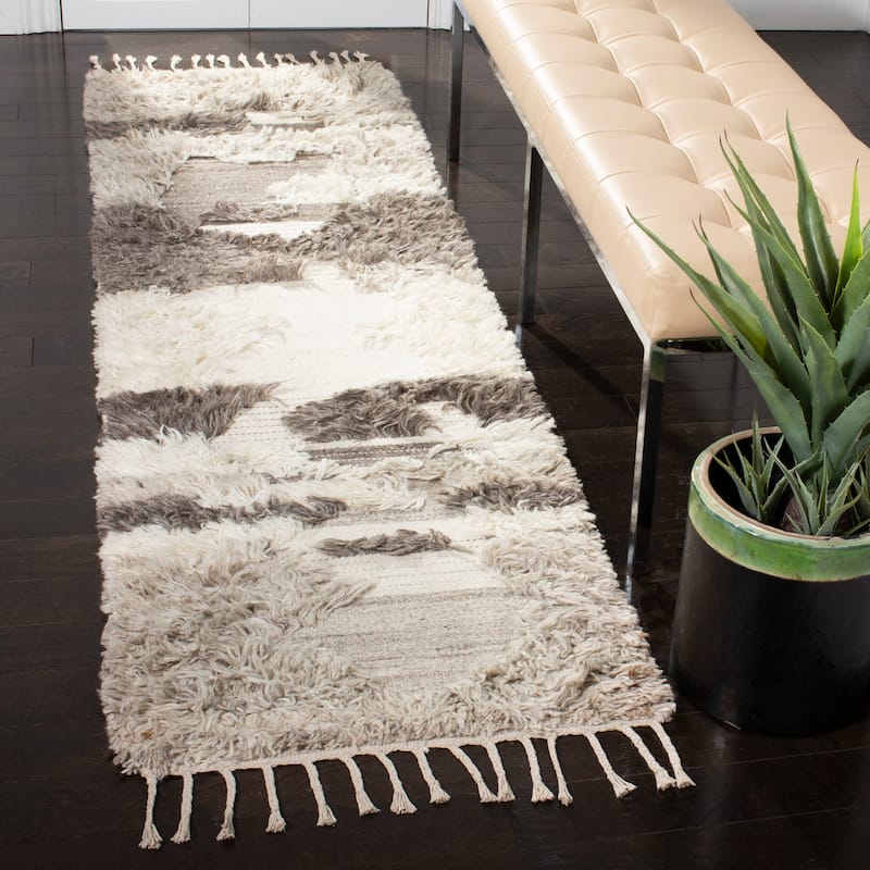 SAFAVIEH Hand-knotted Kenya Hilligje Southwestern Tribal Wool Rug - 2'3" x 8' Runner - Ivory/Grey