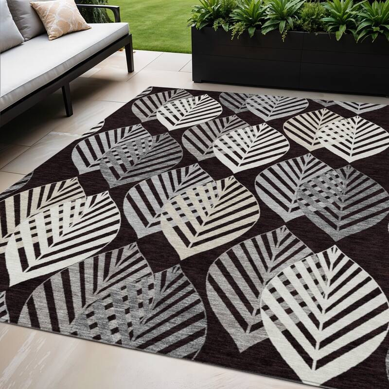 HomeRoots Floral Transitional Rectangle Outdoor Rug - 5' X 8'