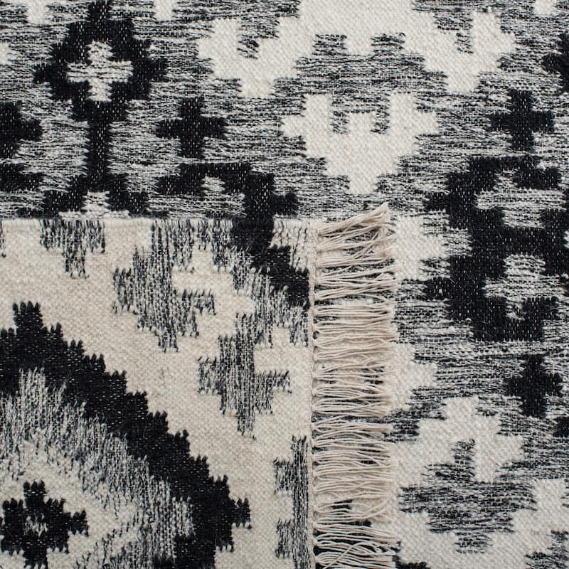 SAFAVIEH Handmade Kilim Luzi Moroccan Boho Wool Fringe Rug