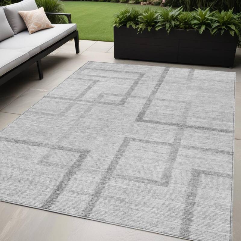 HomeRoots Geometric Transitional Rectangle Outdoor Rug - 5' X 8'