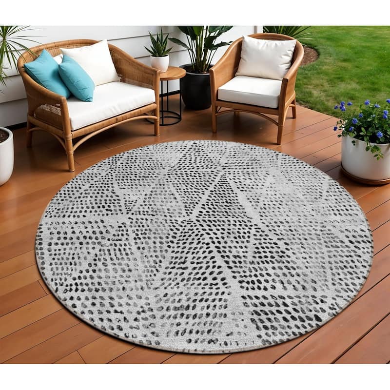 HomeRoots Geometric Transitional Rectangle Outdoor Rug - 8' Round