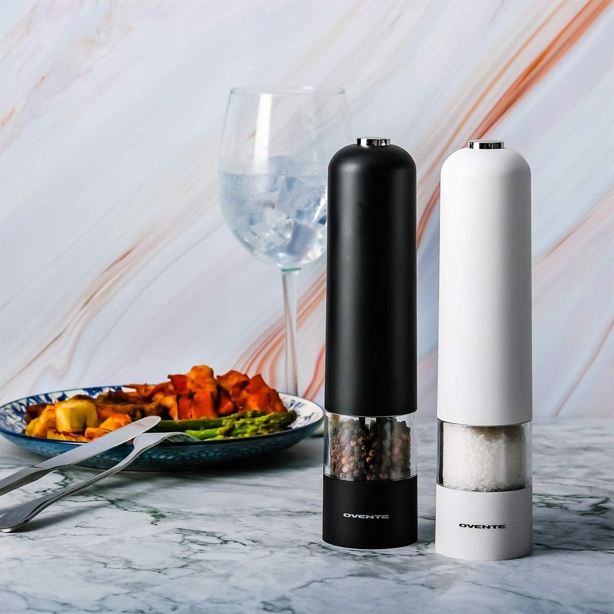 https://ak1.ostkcdn.com/images/products/is/images/direct/997ae351edd48cbeed6e8fc60141c5d5473d078c/Ovente-Electric-Sea-Salt-%26-Pepper-Grinder-Set%2C-Pack-of-2-SPD102BW.jpg