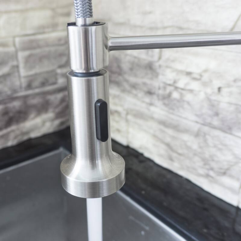Luxurious Single Handle Pull-out Kitchen Faucet in Brushed Nickel