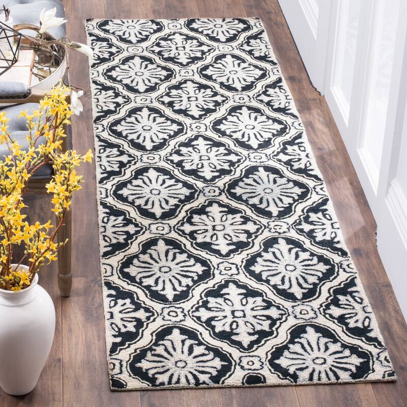 SAFAVIEH Handmade Easy Care Vaxhide Oriental Rug - 2'6" x 10' Runner - Black