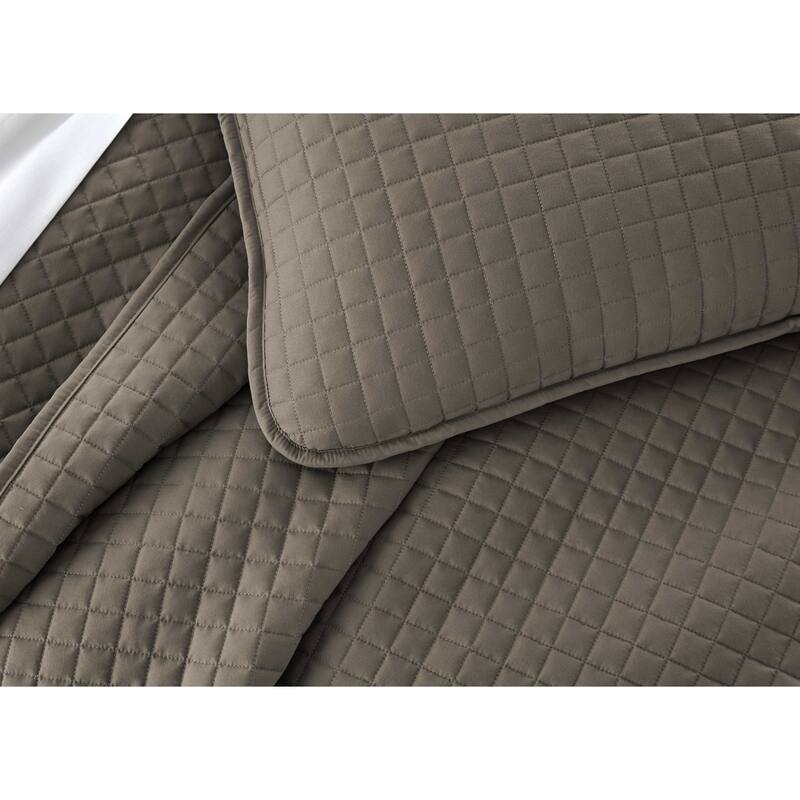 Oversized Solid 3-piece Quilt Set by Southshore Fine Linens