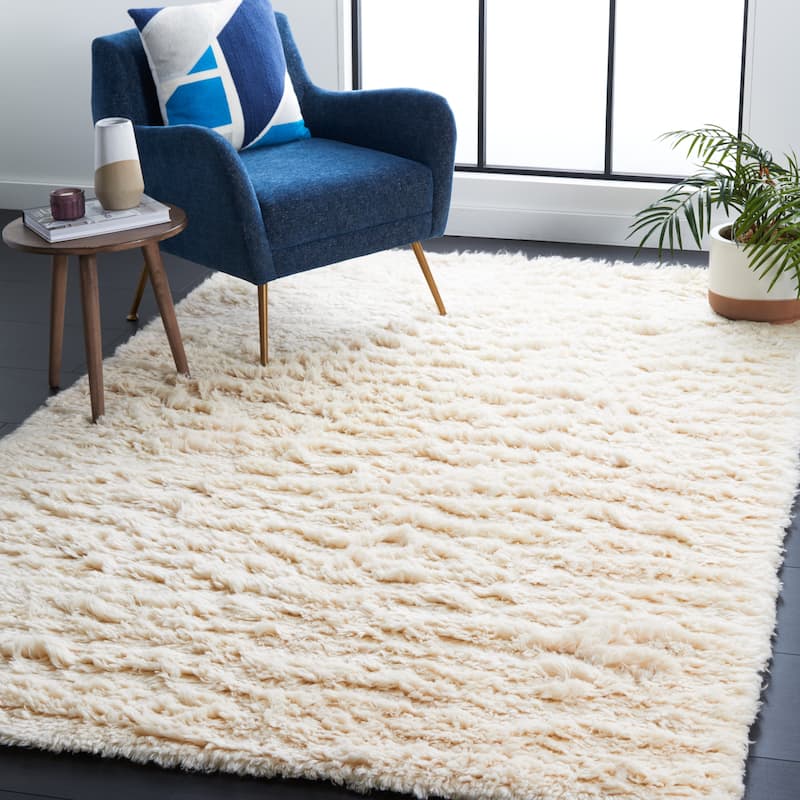 SAFAVIEH Handmade Casablanca Shag Edle Solid Wool Rug - 4' x 6' - Ivory