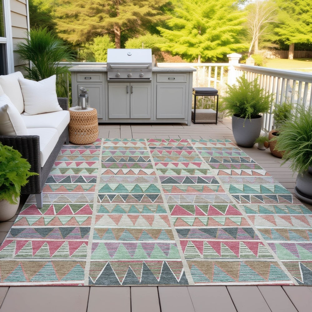 Machine Washable Indoor/Outdoor Casual Pennant Chantille Rug