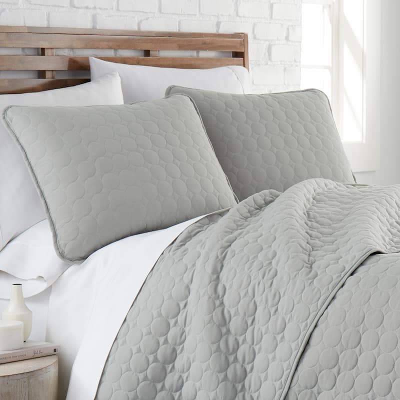 Vilano Ultra-Soft Lightweight 3-piece Quilt and Sham Set