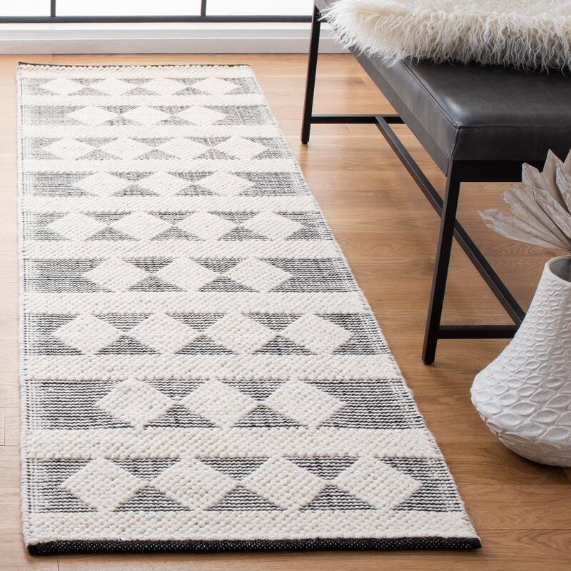 SAFAVIEH Handmade Natura Atixhe Moroccan Wool Rug - 2'3" x 8' Runner - Ivory/Black