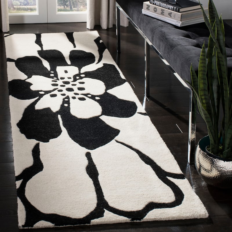 SAFAVIEH Handmade Soho Caitlyn Floral N.Z. Wool Rug - 2'6" x 8' Runner - Black/White