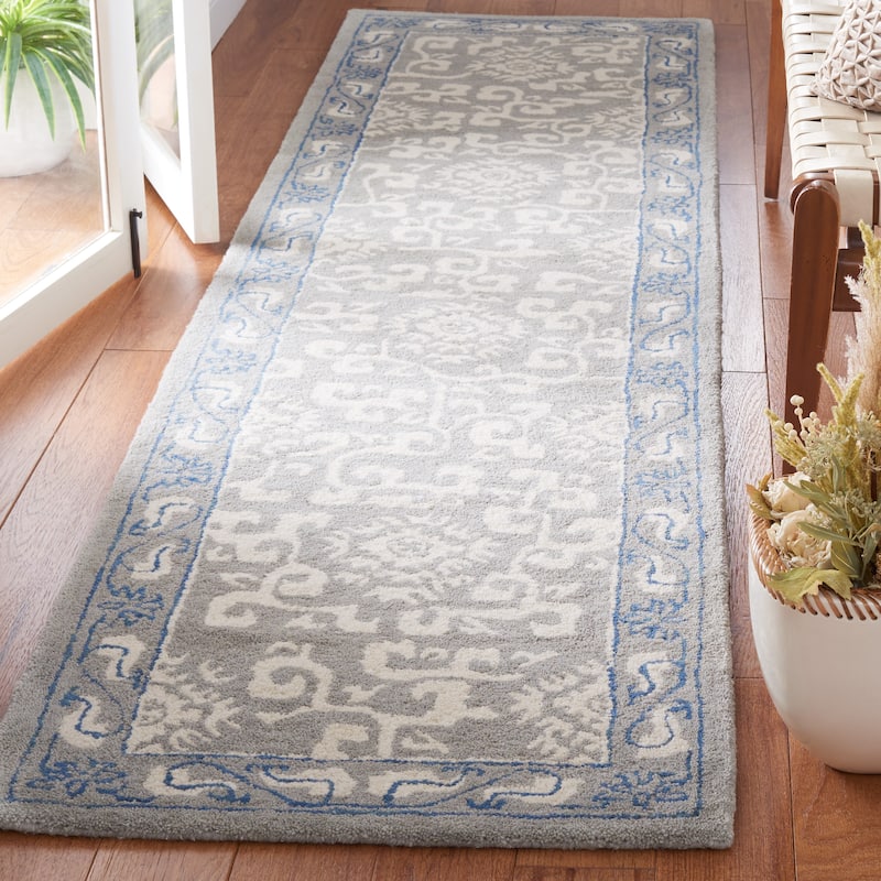 SAFAVIEH Handmade Antiquity Lauresha Wool Rug - 2'3" x 9' Runner - Grey/Ivory