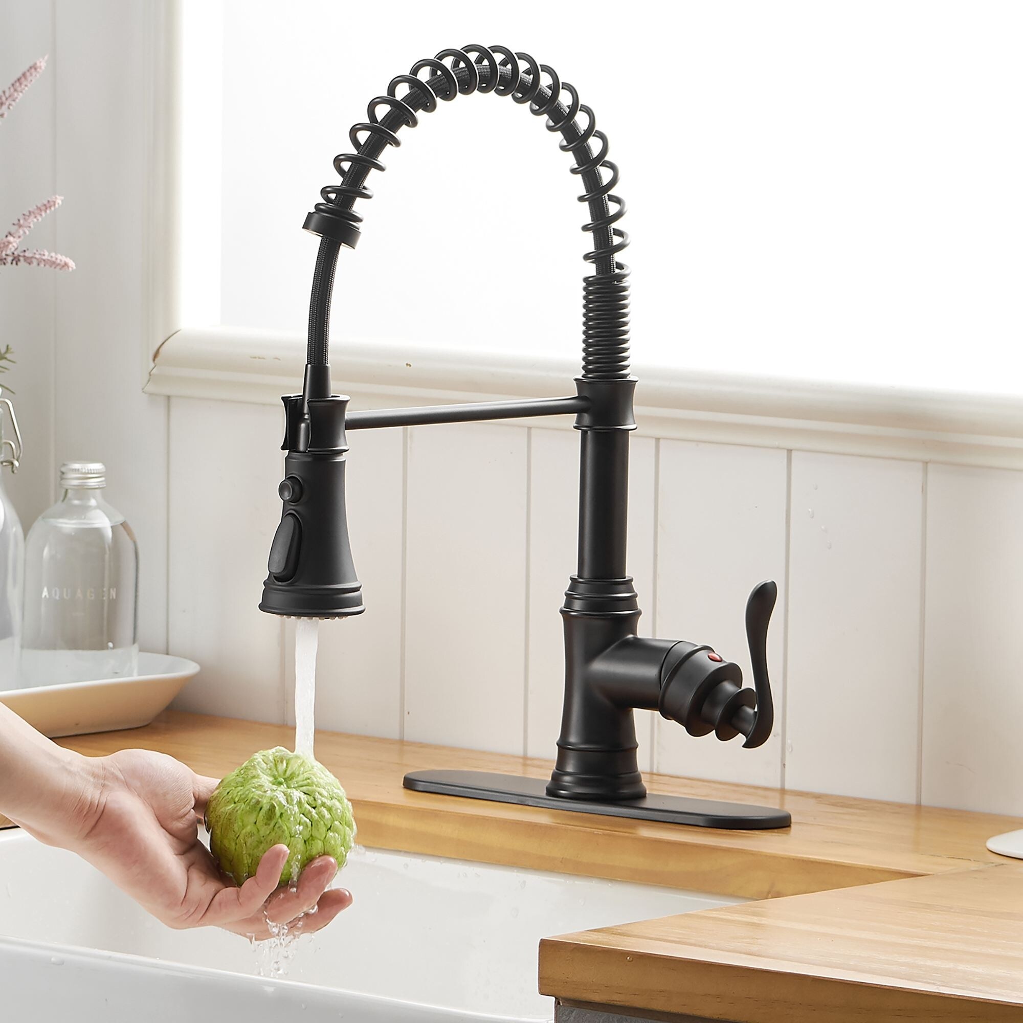Single Handle Pull-Down Sprayer Kitchen Faucet in Matte Black