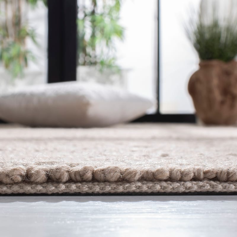 SAFAVIEH Handmade Natura Walfrieda Wool Rug