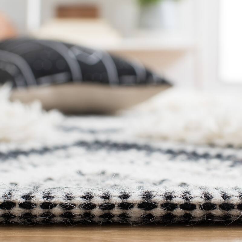 SAFAVIEH Handmade Kenya Guler Southwestern Wool Rug - 9' x 12' - Ivory/Black