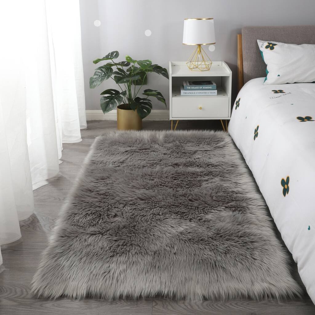 72 in L Ultra Soft Fluffy Faux Fur Sheepskin Area Rug - 6' x 7'