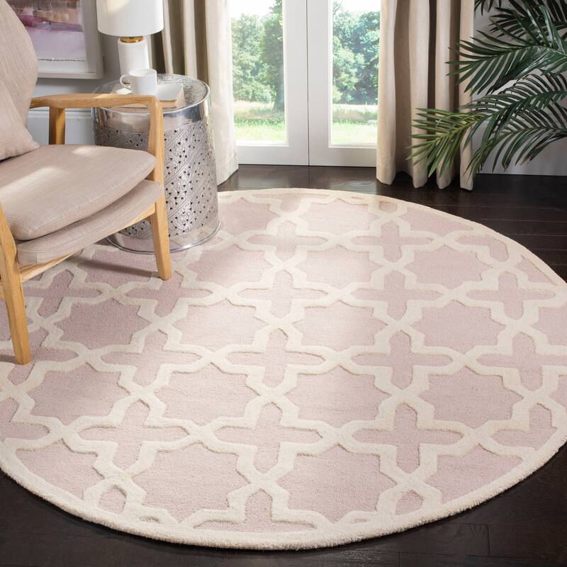 SAFAVIEH Handmade Cambridge Remedios Geometric Wool Rug - 6' Round - Light Pink/Ivory