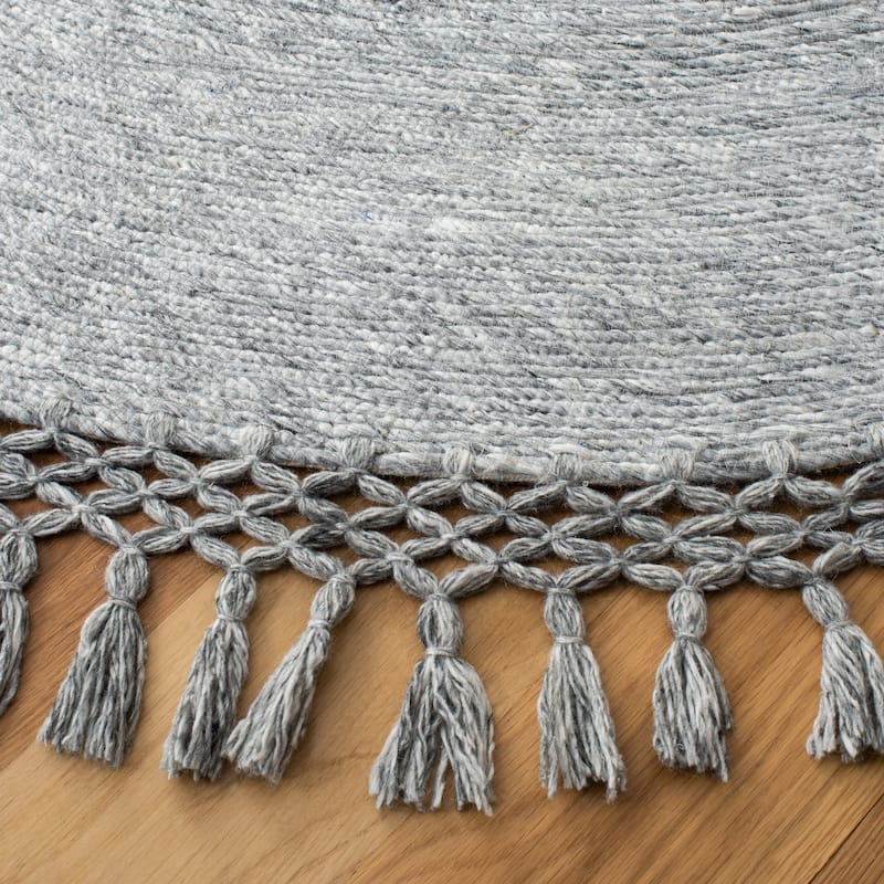 SAFAVIEH Handmade Sahara Iridian Tassel Rug