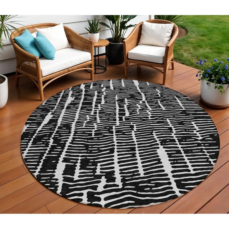 HomeRoots Abstract Transitional Rectangle Outdoor Rug - 8' Round
