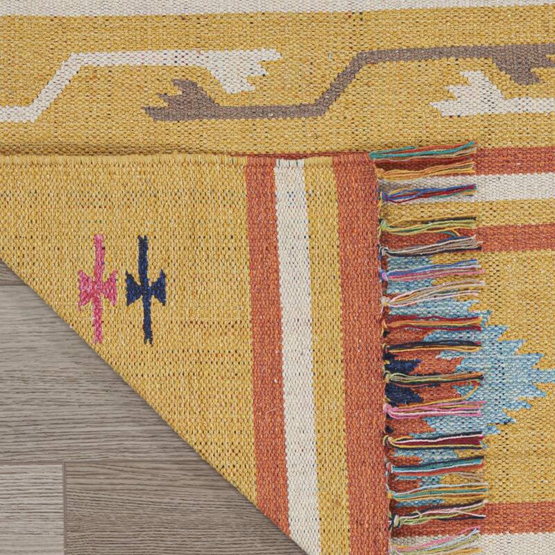 Futu Southwestern Low Pile with Fringe Area Rug By HomeRoots - 120' X '96' X '0.25