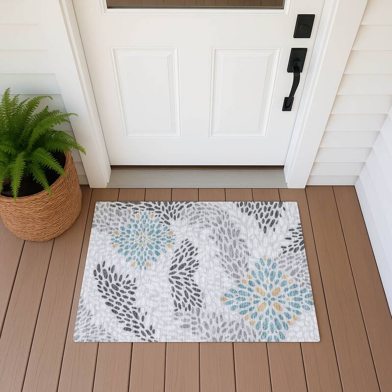 Machine Washable Indoor/ Outdoor Modern Genoa Chantille Rug - Silver - 1'8" x 2'6"