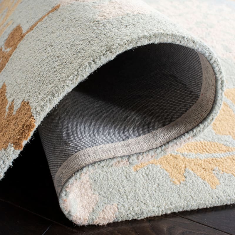SAFAVIEH Handmade Blossom Fanndis Wool Rug