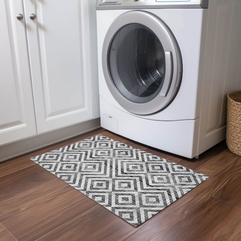 Machine Washable Indoor/ Outdoor Chantille Diamond Geo Rug