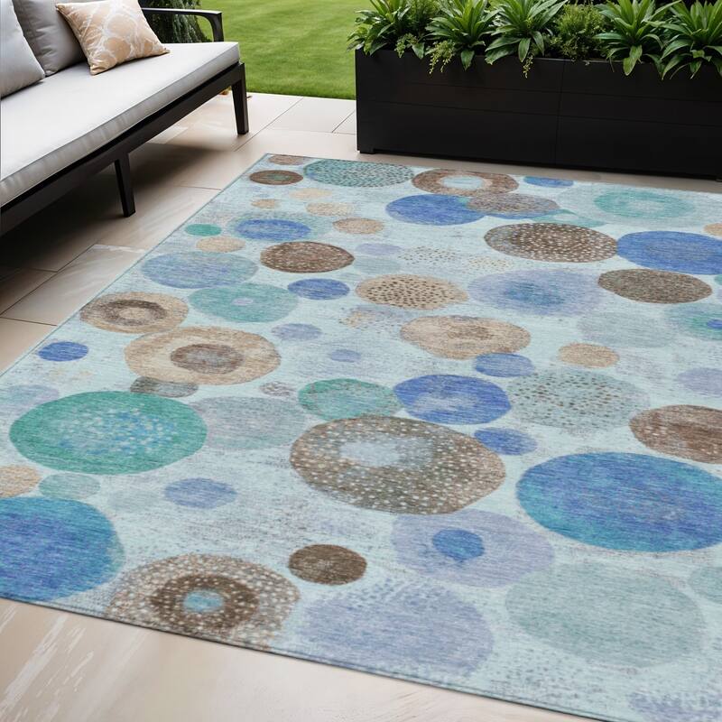 HomeRoots Geometric Transitional Rectangle Outdoor Rug - 5' X 8'