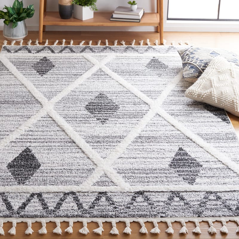 SAFAVIEH Moroccan Tassel Shag Massouma 2-inch Thick Rug - 4' x 6' - Grey/Ivory