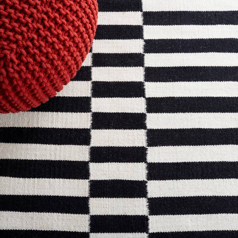 SAFAVIEH Handmade Flatweave Striped Kilim Farah Wool Rug