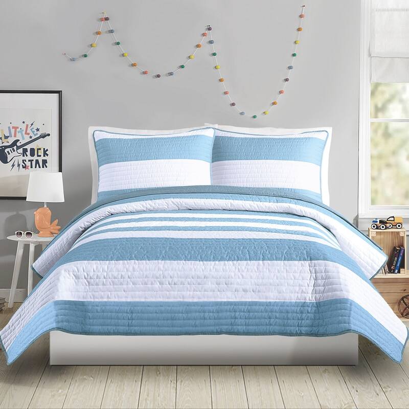Lavelle Blue/White Reversible Quilt Set - Full - Queen