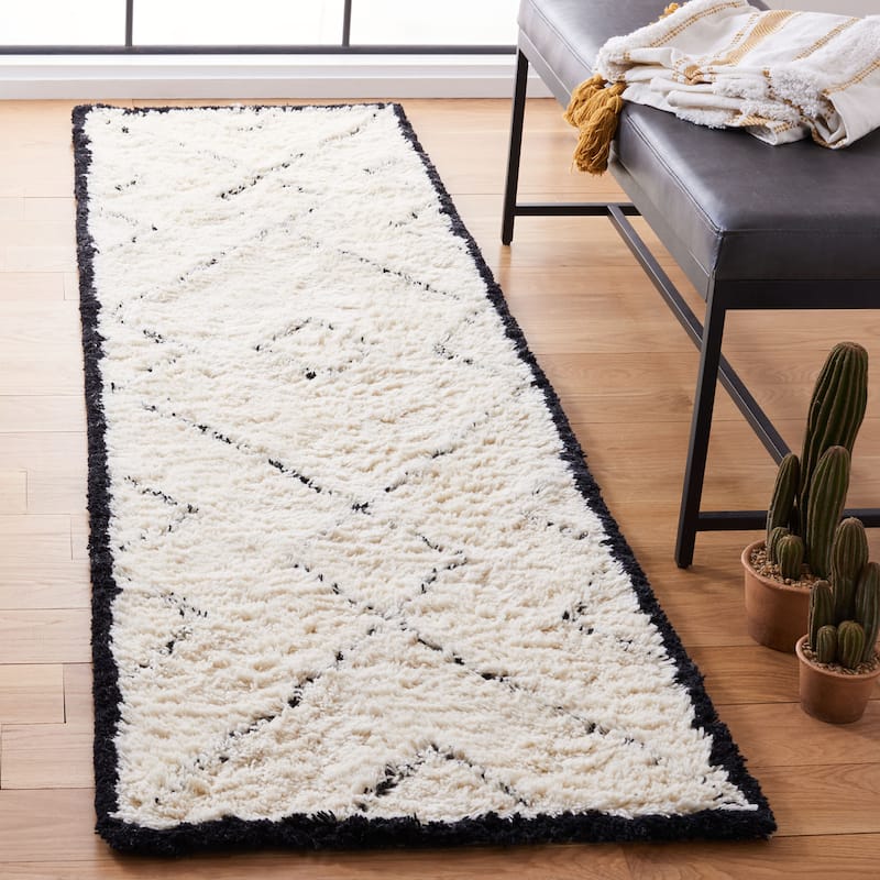 SAFAVIEH Handmade Casablanca Shag Mickaelle 1-inch Thick Wool Rug - 2'3" x 8' Runner - Ivory/Black