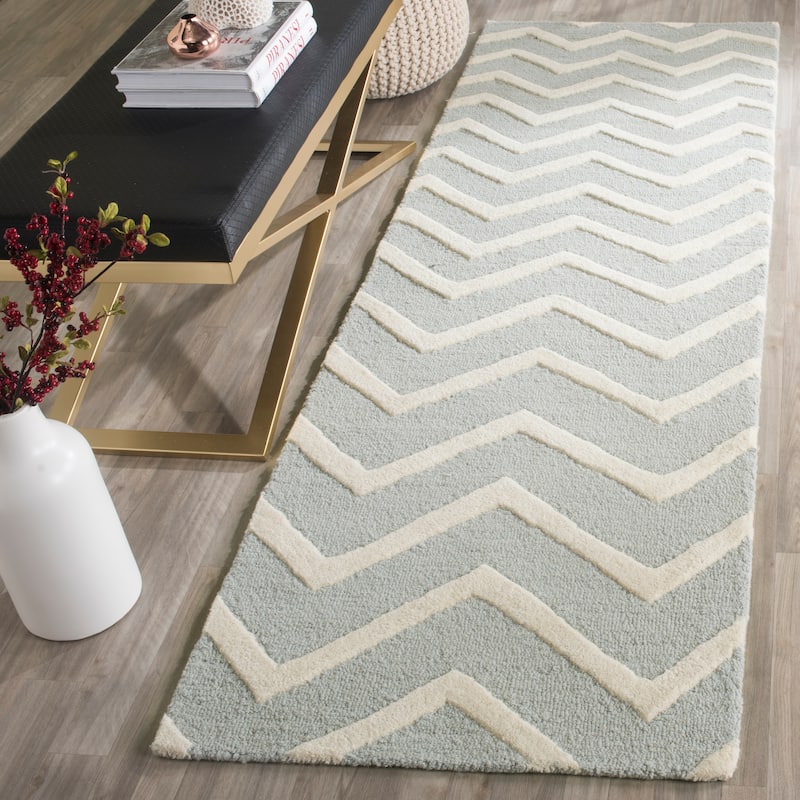 SAFAVIEH Handmade Cambridge Terttu Chevron Wool Rug - 2'6" x 6' Runner - Grey/Ivory