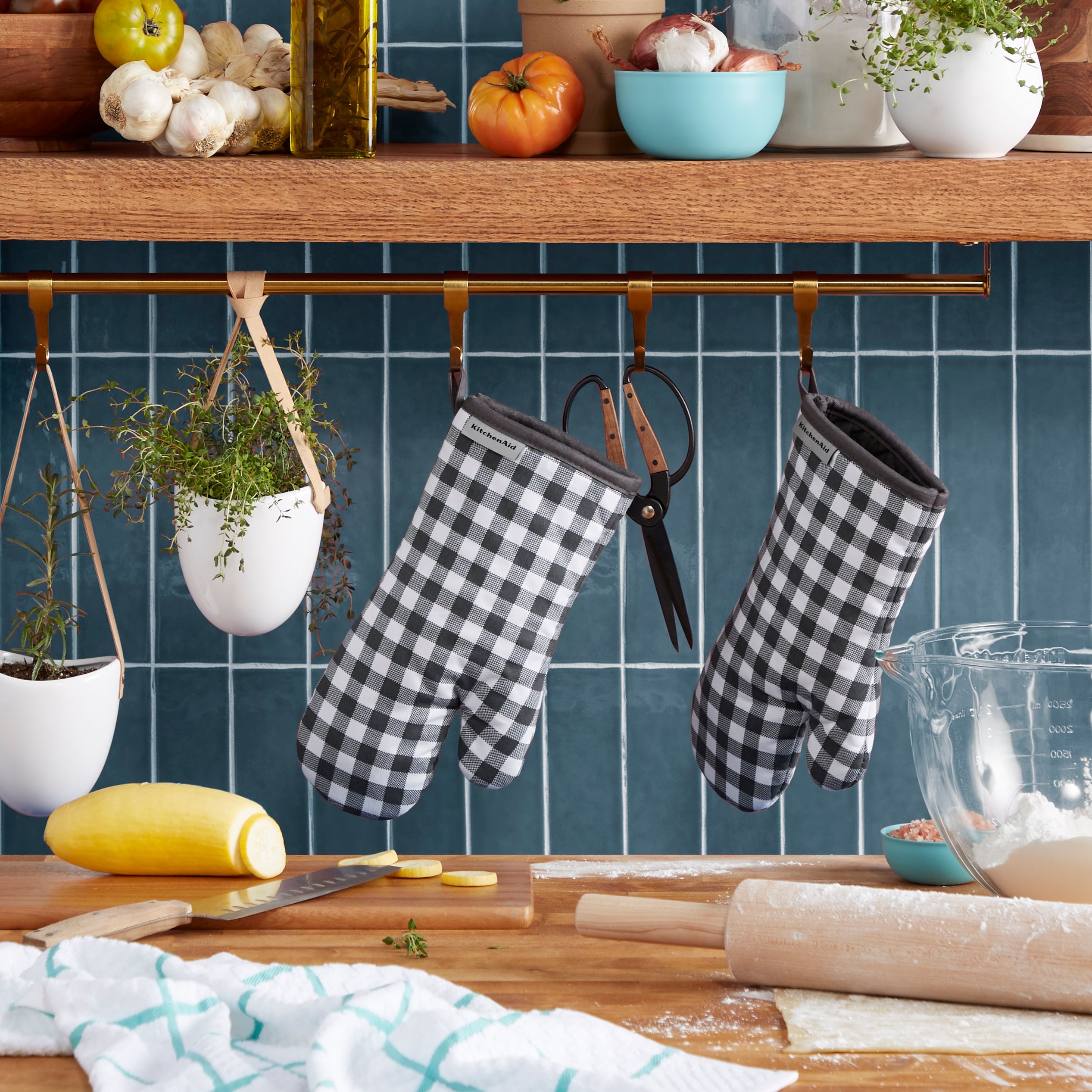 https://ak1.ostkcdn.com/images/products/is/images/direct/9bdde08e8a5ee6ff6859ac2eb8a0e584e5446108/KitchenAid-Gingham-Oven-Mitt-2-Pack-Set.jpg