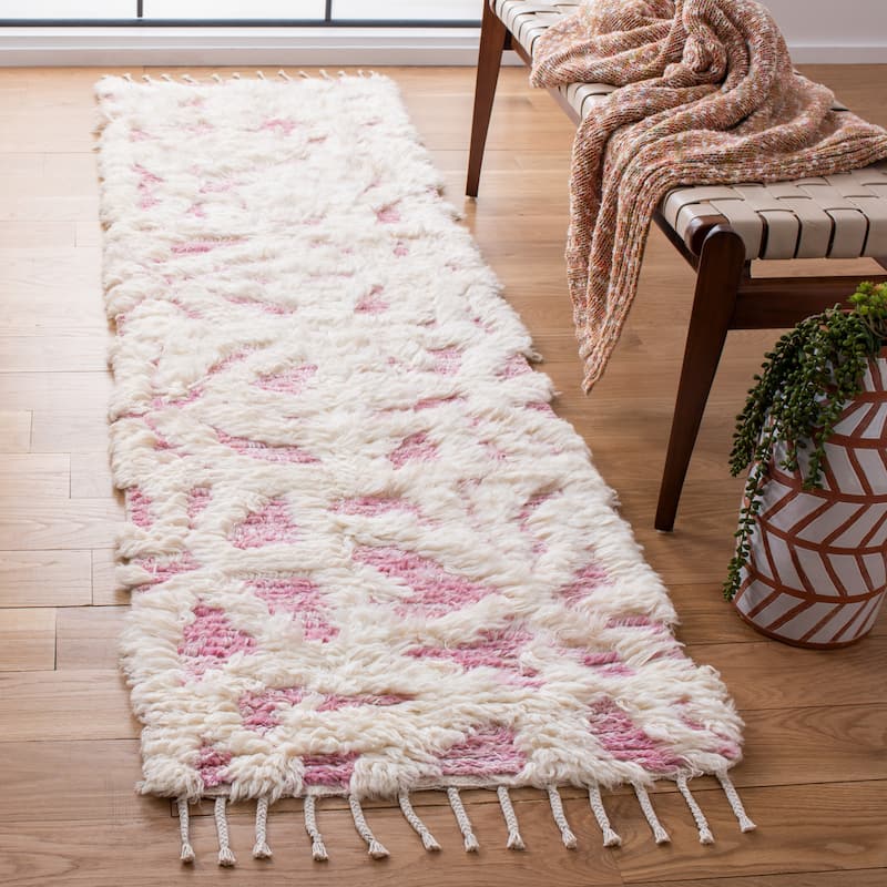 SAFAVIEH Hand-Knotted Manhattan Veroslava Wool Tassel Rug - 2'3" x 8' Runner - Ivory/Pink