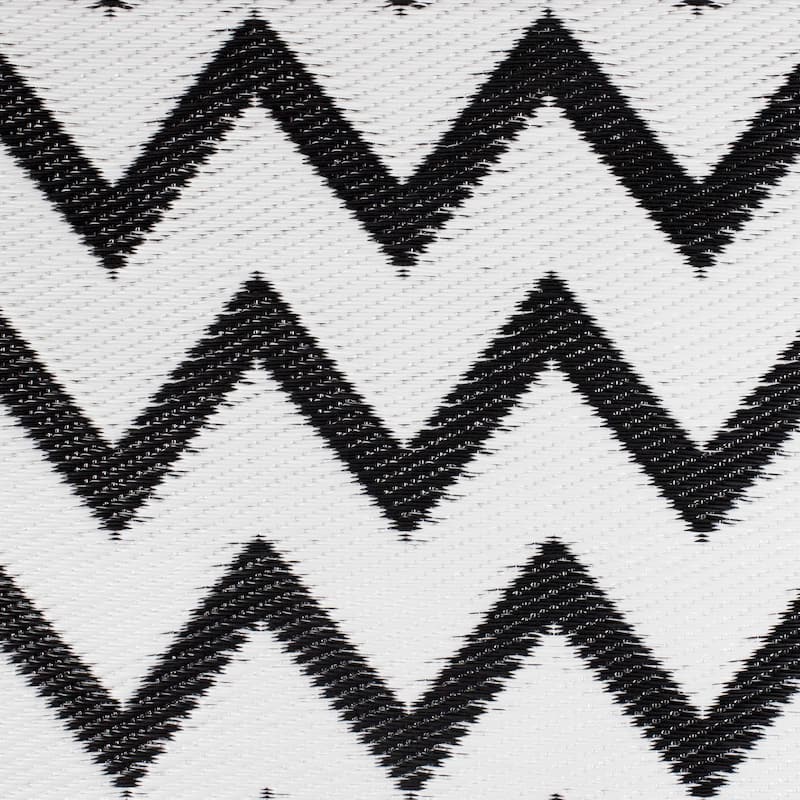 4' x 6' Black and White Chevron Rectangular Outdoor Area Rug - 4' x 6'