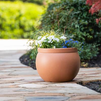 Southern Patio Giacomo Resin 16.8-inch Outdoor Planter