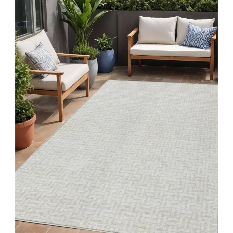 HomeRoots Geometric Transitional Rectangle Outdoor Rug - 5' X 8'