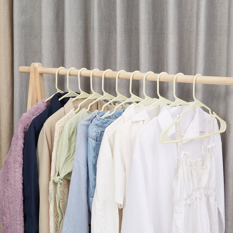 Javlergo 25/50 Pack Plastic Hanger, Space Saving Sturdy Heavy Duty Clothing Notched Hangers
