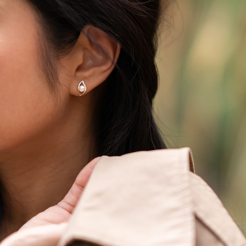 14k Yellow Gold Freshwater Pearl Leaf Design Stud Earrings