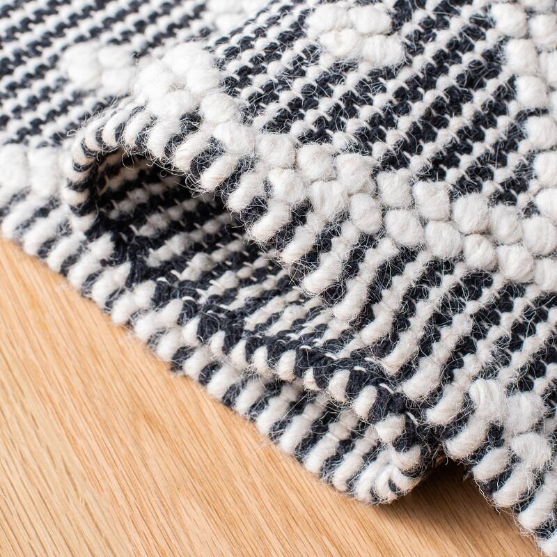 SAFAVIEH Handmade Natura Roxanda Moroccan Wool Rug