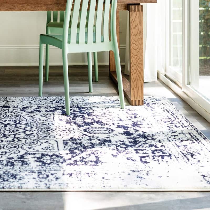 Traditional Brenda Collection Area Rug