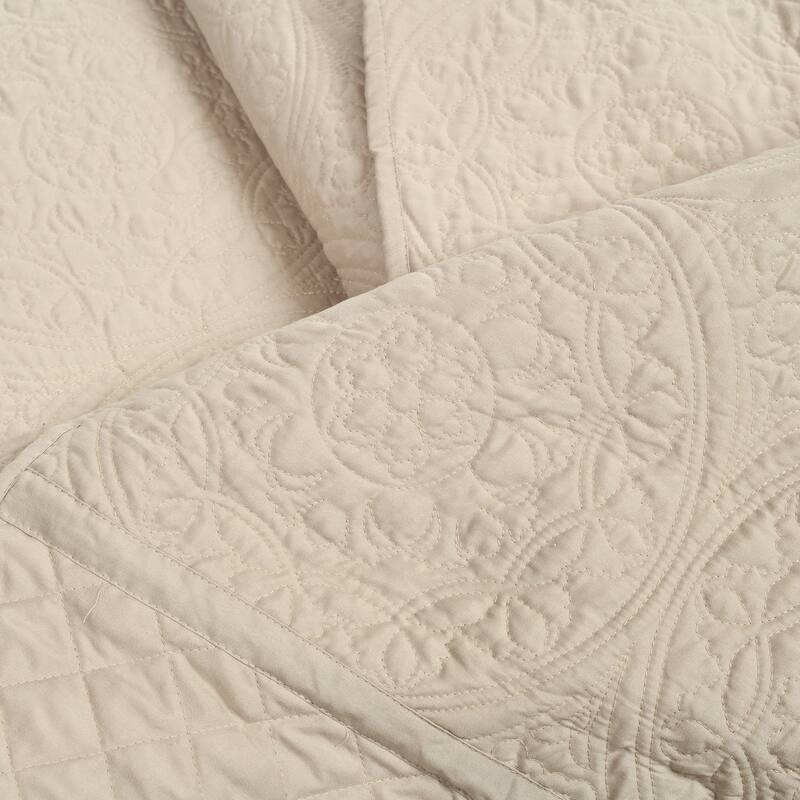 Lush Decor Medallion Scallop Bedspread Set