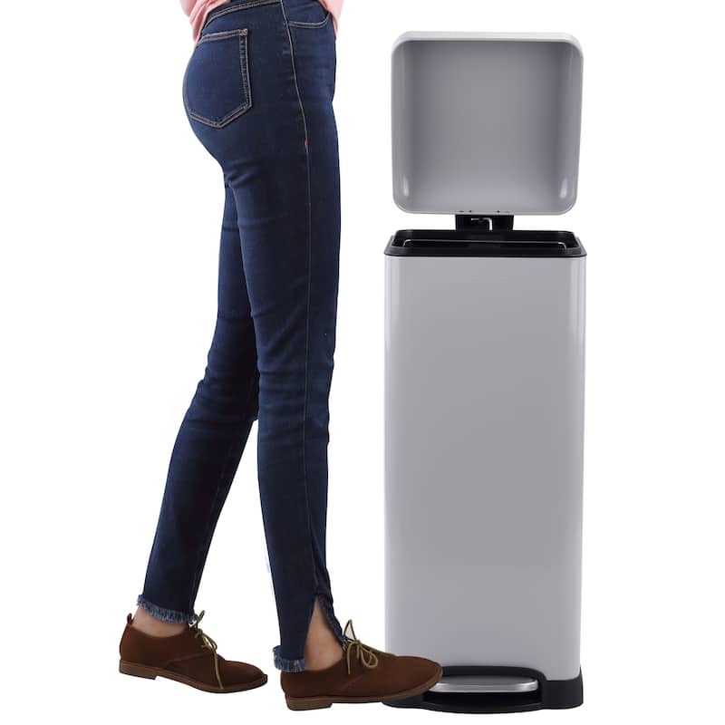 happimess Betty Retro 8-Gallon Step-Open Trash Can