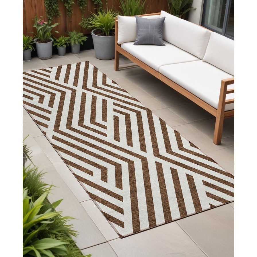 Saro Stylish Geometric Weather Resistant Classic Meets Modern Outdoor Rug
