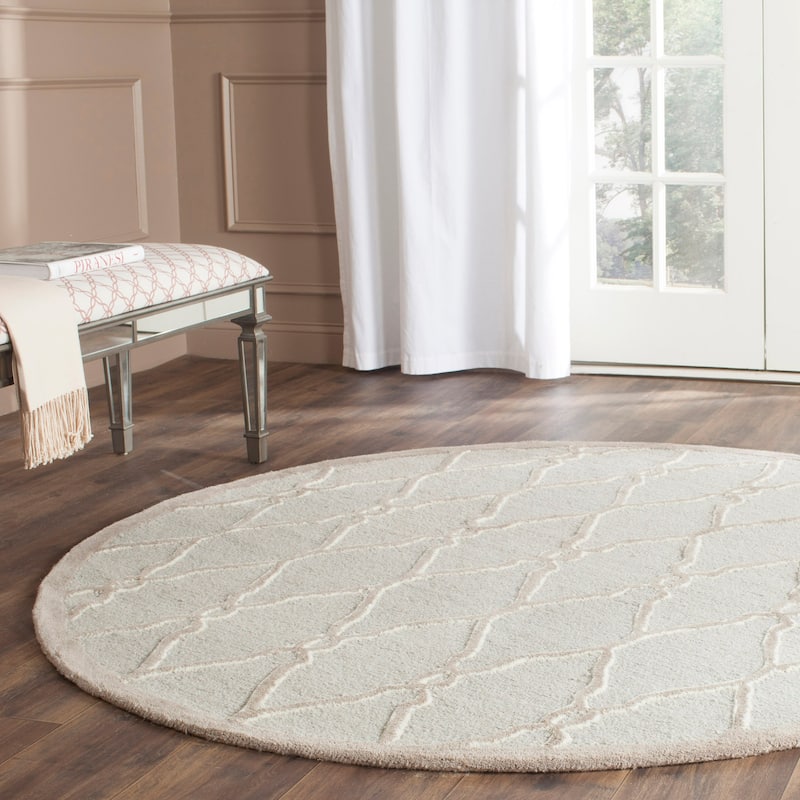 SAFAVIEH Handmade Cambridge Richtsje Moroccan Trellis Wool Rug - 6' Round - Light Grey/Ivory