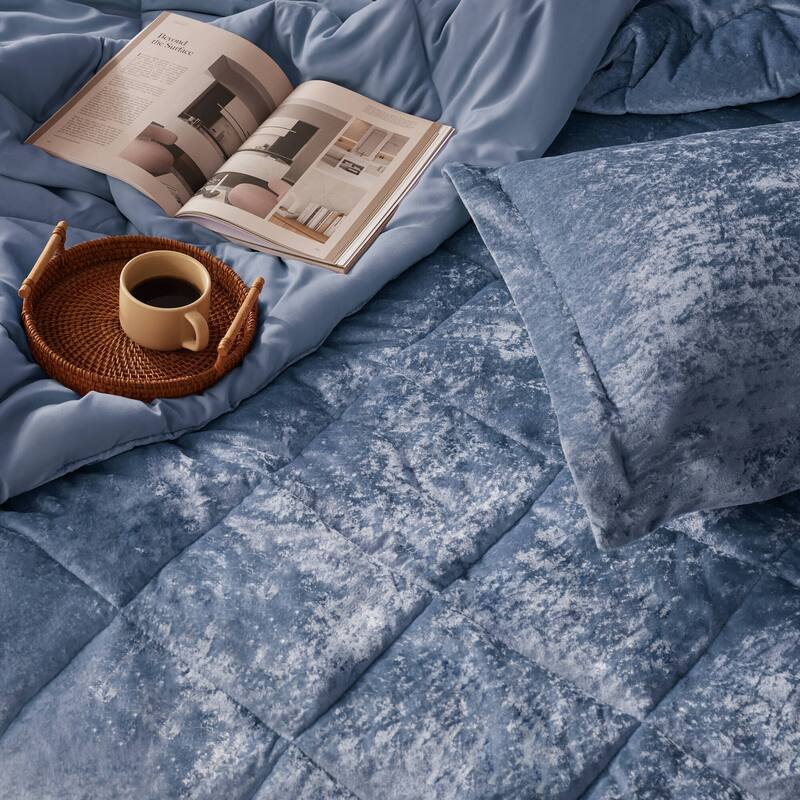 Intelligent Design Isabel Velvet Comforter Set