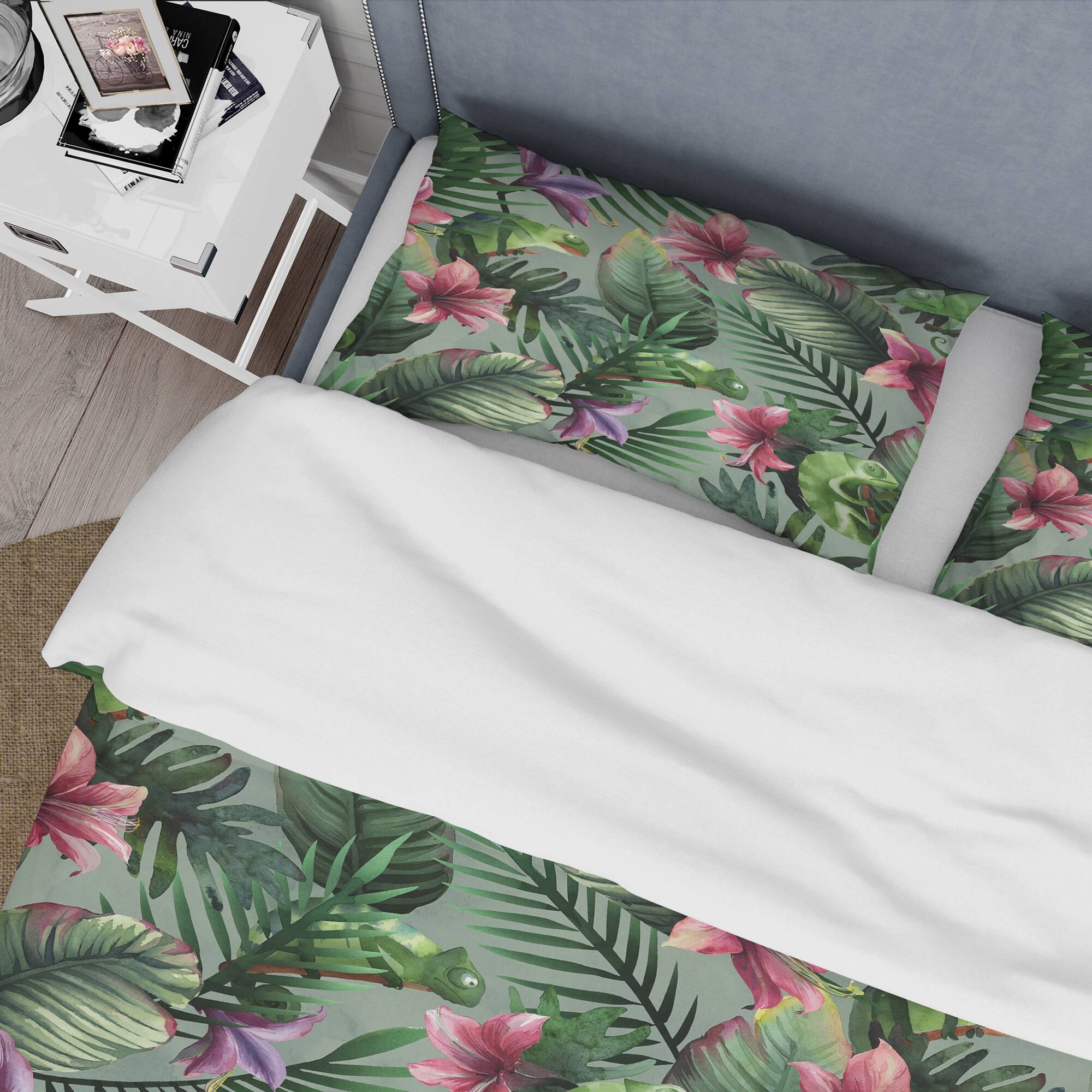 Designart 'Chameleons On Tropical Flowers & Green Leafs' Tropical Duvet