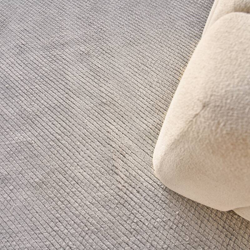 EXQUISITE RUGS Pearl Hand-loomed Bamboo Silk Silver Area Rug.